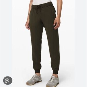 LULULEMON ON THE FLY WOVEN JOGGER SIZE 8